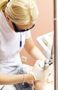 يقوم الطبيب بإجراء عملية التحليل الحراري الضوئي.